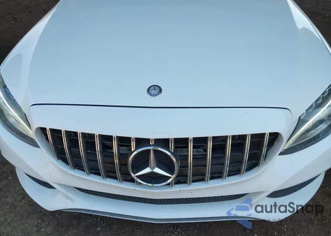 2016 Mercedes-Benz C 300 z USA, uszkodzony, nr VIN 55SWF4JB3GU178561